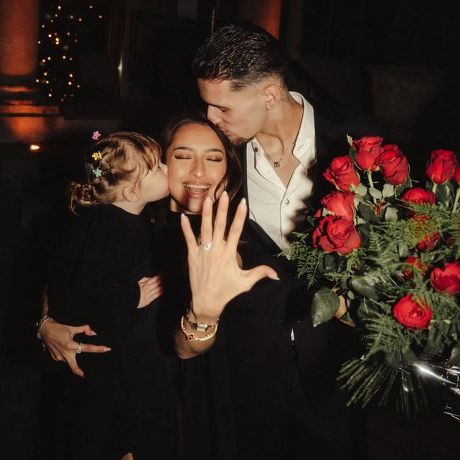 Potret Jennifer Coppen Dilamar Justin Hubner, Pamer Cincin Berlian Besar