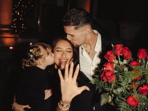 Potret Jennifer Coppen Dilamar Justin Hubner, Pamer Cincin Berlian Besar