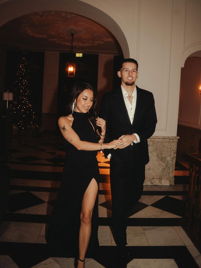 Pasangan itu tampak serasi dan elegan dalam balutan busana hitam. Jennifer berbalut gaun dengan belahan tinggi di bagian paha. Sementara Justin mengenakan tuksedo dan kemeja putih. Foto: Instagram @justinhubner5