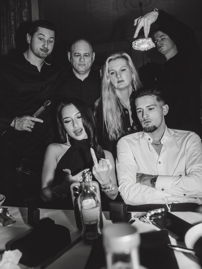 Kehadiran keluarga Justin dan Jennifer menambah kehangatan momen lamaran mereka. Penggemar juga semakin tak sabar menantikan keduanya bersanding di pelaminan. Foto: dok. Instagram @justinhubner5