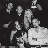 Kehadiran keluarga Justin dan Jennifer menambah kehangatan momen lamaran mereka. Penggemar juga semakin tak sabar menantikan keduanya bersanding di pelaminan. Foto: dok. Instagram @justinhubner5