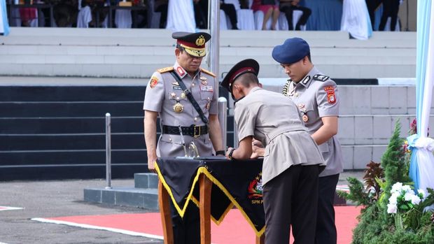 Kapolda Metro Jaya Irjen Asep Edi Suheri resmi menutup pendidikan pembentukan Bintara Polri Tahun Anggaran 2025 di SPN Polda Metro, Rabu (24/12/2025).