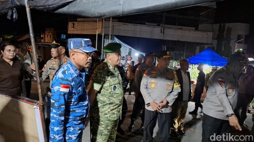 Kapolda NTT Irjen Rudi Darmoko bersama TNI dan Forkompimda saat mengecek pospam di Gereja Katedral Kristus Raja Kupang, NTT, Rabu (24/12/2025). (Yufengki Bria/detikBali).