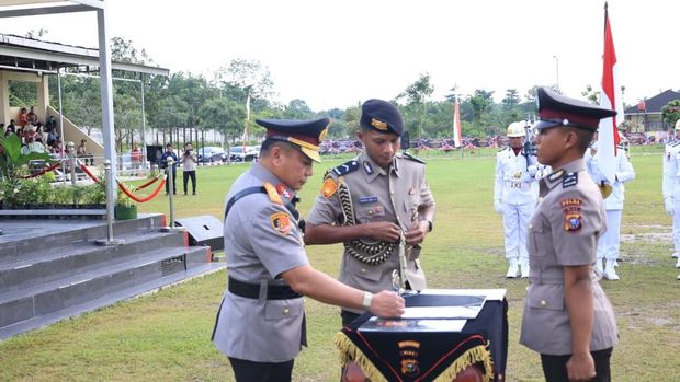 Kapolda Riau Irjen Herry Heryawan melantik 111 Bintara Angkatan 'Green Policing' Kapolda Riau Irjen Herry Heryawan melantik 111 Bintara Angkatan 'Green Policing', pada Rabu (24/12/2025).