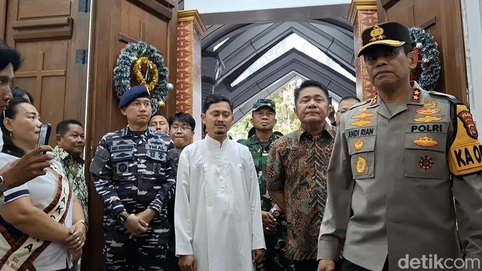 Kapolda Sumsel dan Gubernur Sumsel meninjau Gereja St Mary Cathedral Parish Palembang jelang perayaan Natal