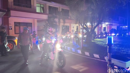 Kapolres Buleleng AKBP Ida Bagus Widwan Sutadi memimpin pengamanan skala besar pada H-1 Natal, Rabu (24/12/2025). (Foto: Made Wijaya Kusuma/detikBali)