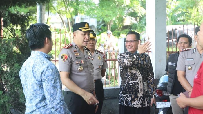 Kapolres Parepare, AKBP Indra Waspada Yuda saat mengecek pengamanan gereja.