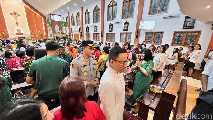 Kapolresta Banyuwangi Kombes Rama Samtama Putra bersama Bupati Banyuwangi Ipuk Fiestiandani saat mengunjungi sejumlah gereja pada malam
Misa Natal.