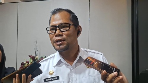 Kasatpol-PP Mataram, Irwan Rahadi, saat diwawancarai, Rabu (24/12/2025). (Nathea Citra/detikBali)
