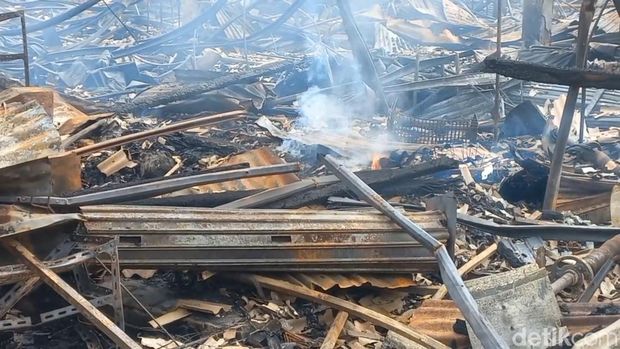Kebakaran di Pemalang Penampakan Pasar Pagi Pemalang yang masih dilakukan pemadaman, Rabu (24/12/2025).