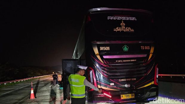 Kecelakaan Bus Batang Penampakan bus pariwisata The Sultan kecelakaan di Tol Batang-Semarang, Rabu (24/12/2025).