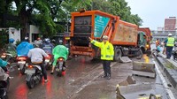 Kecelakaan Truk di Jl Letjend S Parman Jakbar, Pembatas Jalan Berserakan