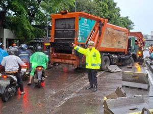Kecelakaan Truk di Jl Letjend S Parman Jakbar, Pembatas Jalan Berserakan