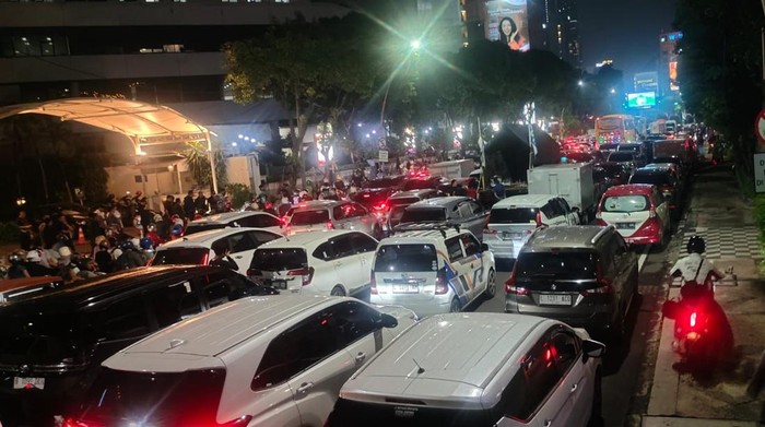Imbas Demo, Surabaya Pusat Macet Parah dan Jemaah Jalan Kaki ke Gereja