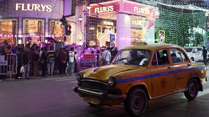 Lampu Natal menghiasi Park Street, Kolkata, menarik keluarga dan pengunjung untuk berfoto, berbelanja, dan menikmati suasana perayaan akhir tahun.  REUTERS/Sahiba Chawdhary