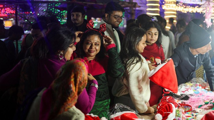 Lampu Natal menghiasi Park Street, Kolkata, menarik keluarga dan pengunjung untuk berfoto, berbelanja, dan menikmati suasana perayaan akhir tahun.  REUTERS/Sahiba Chawdhary