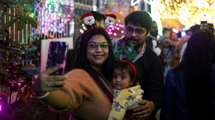 Lampu Natal menghiasi Park Street, Kolkata, menarik keluarga dan pengunjung untuk berfoto, berbelanja, dan menikmati suasana perayaan akhir tahun.  REUTERS/Sahiba Chawdhary