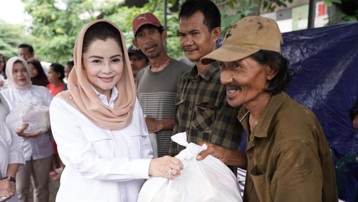 PIRA Berbagi Kasih di Hari Ibu 2025, Berbagi Sembako di Kolong Manggarai