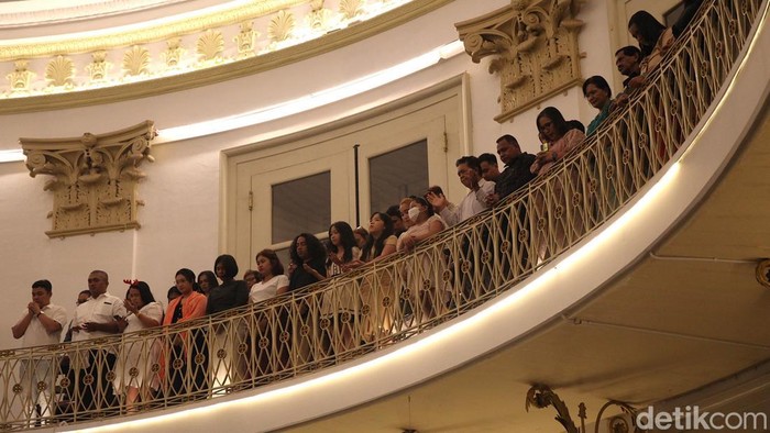 Jemaat mengikuti kebaktian malam Natal di Gereja GPIB Immanuel, Jakarta, Rabu (24/12/2025), dengan suasana ibadah yang khidmat dan tertib.