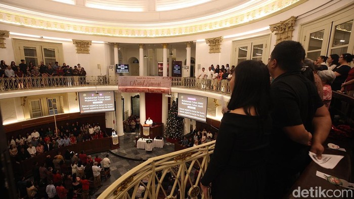 Jemaat mengikuti kebaktian malam Natal di Gereja GPIB Immanuel, Jakarta, Rabu (24/12/2025), dengan suasana ibadah yang khidmat dan tertib.