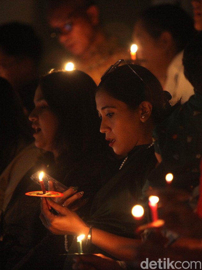 Khidmat Kebaktian Malam Natal di GPIB Immanuel Jakarta