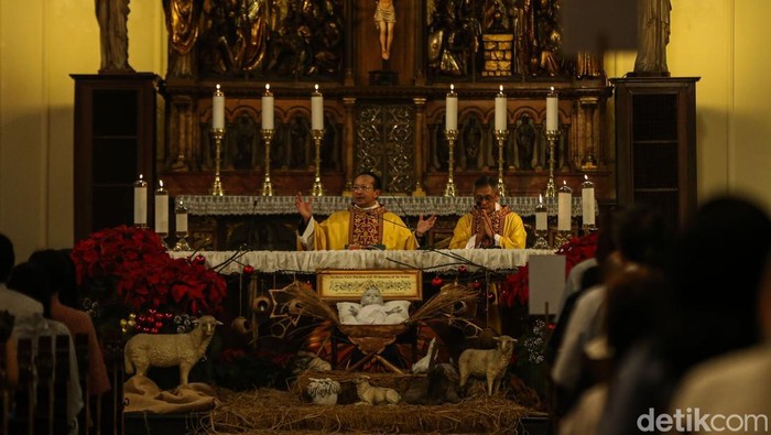 Ibadah Misa Natal di Gereja Katedral Jakarta berlangsung khidmat, Rabu (24/12/2025). Ribuan jemaat memadati gereja sejak sore dengan pengamanan ketat.