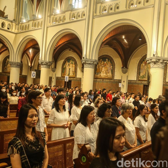 Khidmat Misa Natal di Gereja Katedral Jakarta
