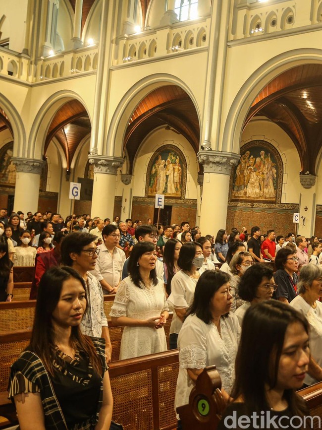 Khidmat Misa Natal di Gereja Katedral Jakarta