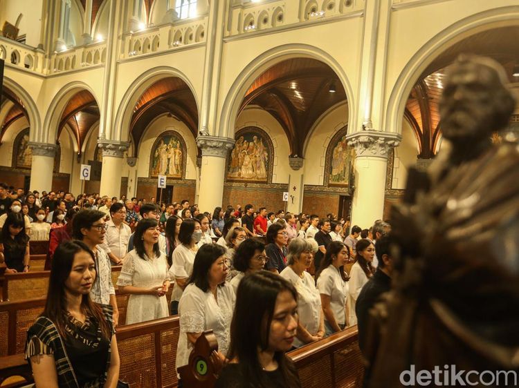 Khidmat Misa Natal di Gereja Katedral Jakarta