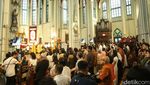 Khidmat Misa Natal di Gereja Katedral Jakarta