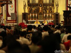 Video: Momen Jemaat Gereja Katedral Jakarta Doa Bersama untuk Korban Bencana