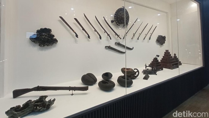 Koleksi di Museum Keraton Kanoman Cirebon.