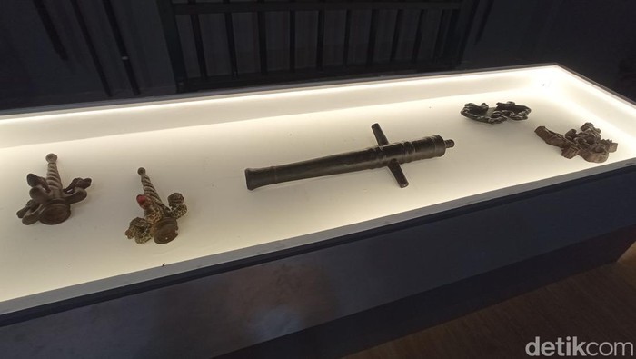 Koleksi di Museum Keraton Kanoman Cirebon.