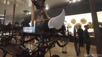 Kereta Paksi Naga Liman berdiri anggun di salah satu ruang pamer sebagai ikon utama Museum Keraton Kanoman. Koleksi ini menjadi daya tarik bagi wisatawan yang berkunjung.
