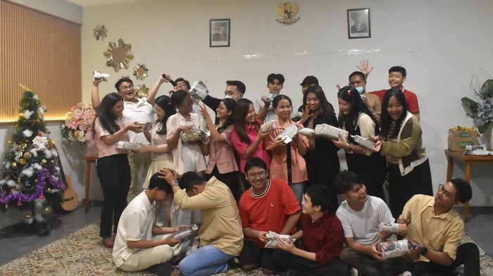 Terselip Kasih di Setiap Momen Tukar Kado Natal