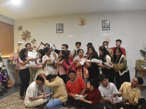 Terselip Kasih di Setiap Momen Tukar Kado Natal
