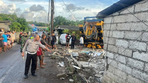 Kondisi Bangunan yang Dihantam Truk Trailer di Ungasan Kuta Selatan.