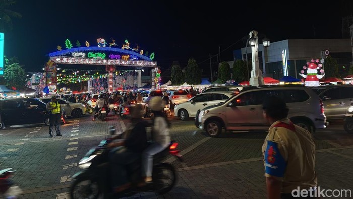 Jalan Depan Balai Kota Solo Padat Merayap Malam Ini