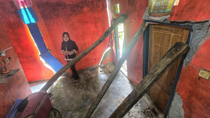 Kondisi rumah warga Kampung Gempol yang nyaris ambruk