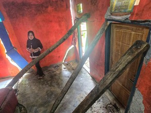 Warga Kampung Gempol Lebih Lama Tinggal di Bangunan Nyaris Ambruk?