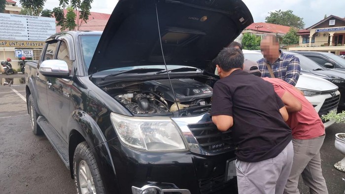 KPK sita mobil saat geledah rumah dinas Kajari HSU nonaktif Albertinus (dok. Istimewa)