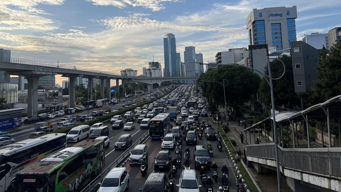 Jelang Libur Nataru, Lalin Gatot Subroto Arah Cawang Padat Sore Ini