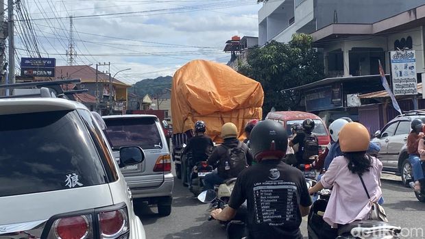 Lalu lintas di Makale, Tana Toraja padat menjelang Natal dan tahun baru.