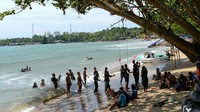Di sejumlah lokasi wisata menunjukkan aktivitas wisatawan mulai meningkat menjelang libur akhir tahun. Pantai Pasir Putih Carita di Kabupaten Pandeglang, Rabu (24/12/2025), mulai dipadati pengunjung yang memanfaatkan masa liburan untuk berwisata bersama keluarga. ANTARA FOTO/Muhammad Bagus Khoirunas