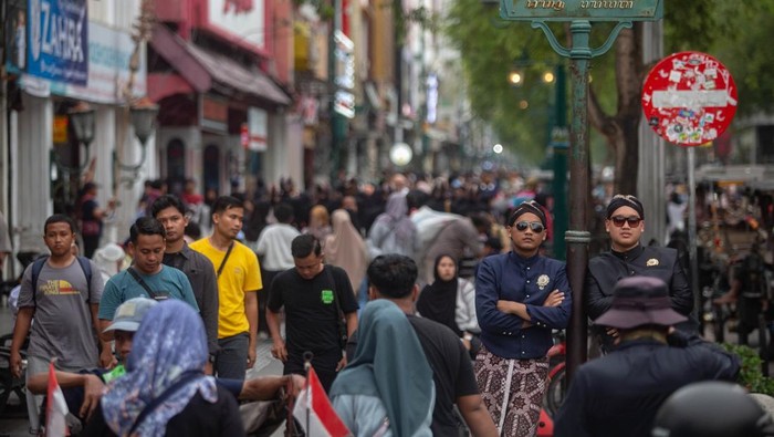 Pengunjung berwisata di Malioboro, Yogyakarta, Selasa (23/12/2025). Dinas Perhubungan Kota Yogyakarta memprediksi sebanyak 7 juta wisatawan akan memasuki Kota Yogyakarta pada periode libur Natal 2025 dan Tahun Baru 2026. ANTARA FOTO/Andreas Fitri Atmoko