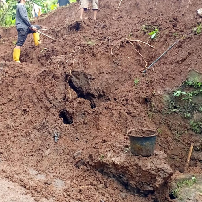 Longsor di Kadipaten Tasik: Jalan Tertutup, Warga Waspada