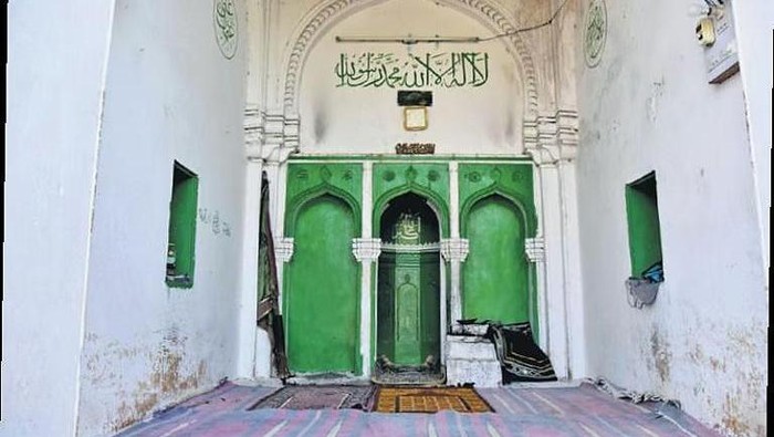 Masjid Mir Mahmood Shah atau Masjid Jinn, masjid terkecil di dunia yang terletak di India.