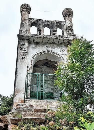 Masjid Mir Mahmood Shah atau Masjid Jinn Masjid Mir Mahmood Shah atau Masjid Jinn, masjid terkecil di dunia yang terletak di India.