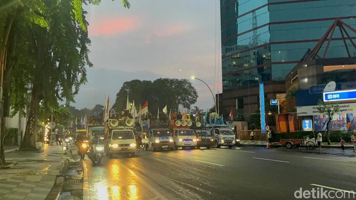 Massa Demo Buruh Tutup Jalan Basuki Rahmat Surabaya