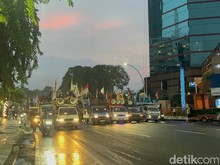 Massa Demo Buruh Tutup Jalan Basuki Rahmat Surabaya